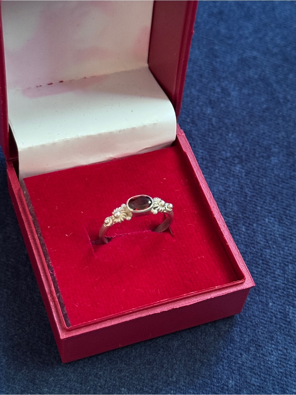 Stunning Vintage 925 Sterling Silver Dainty Garnet Ring size 6.5